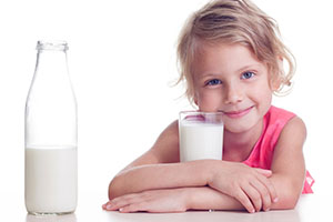 Девочка со стаканом молока