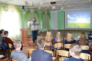 Андрей Попков перед учениками школы