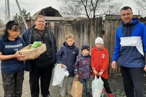 Андрей Попков и Алексей Прокудин вручили подарки детям в с. Ташеба Усть-Абаканского района
